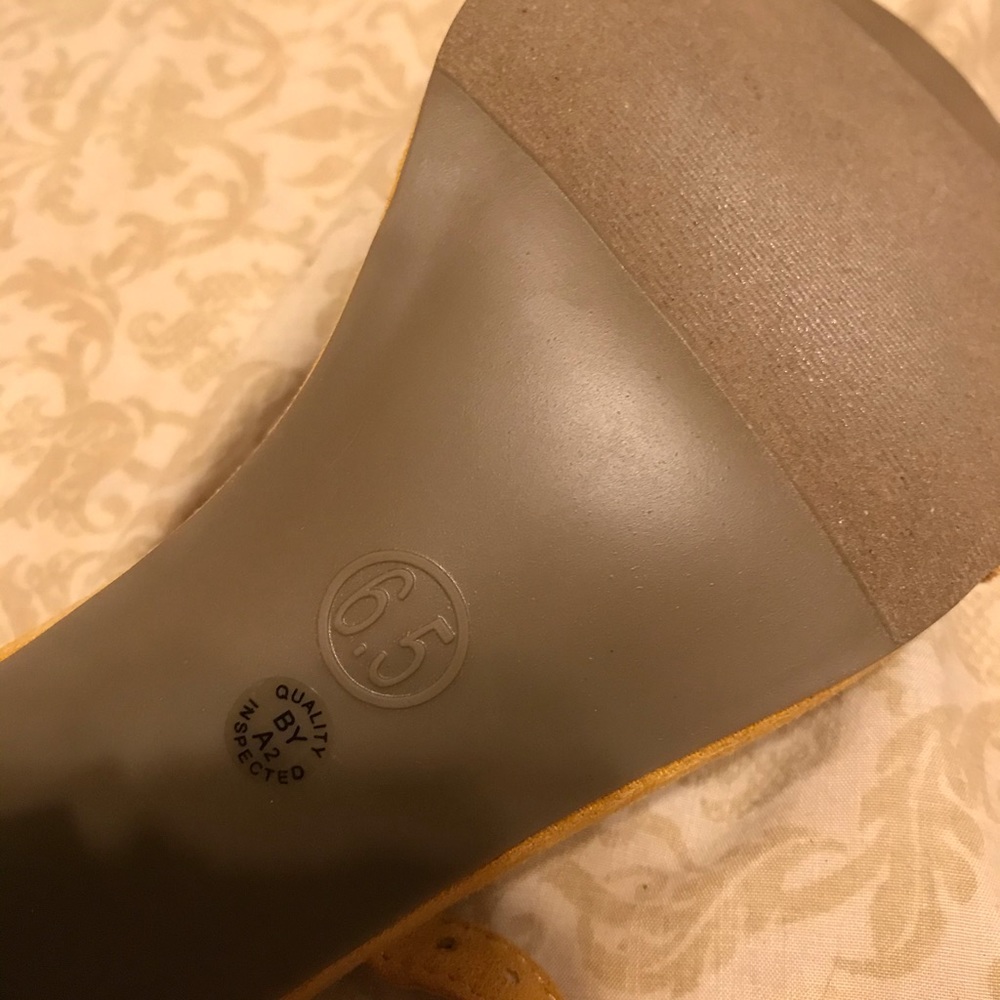 Heels - Picture 3 of 3